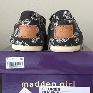 Steve Madden Shoes - NIB STEVE MADDEN SIZE 7 GLORIEE SKULL SLIP ONS!!! Steve Madden Shoes - NIB STEVE MADDEN SIZE 7 GLORIEE SKULL SLIP ONS!!!
